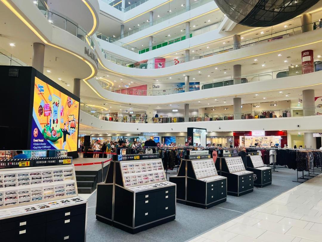 Quill Klcc By Moonlight Kuala Lumpur